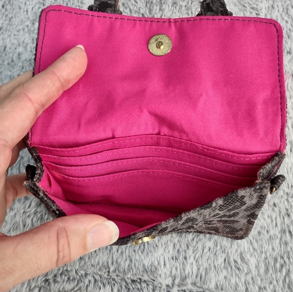 𝅺Steve Madden Animal Print Phone & Card Wallet - Picture 4 of 9